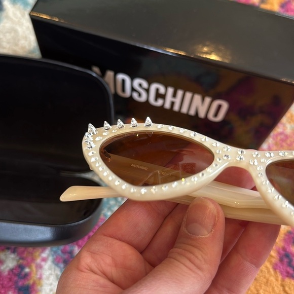 Moschino White and Black Cat-Eye Sunglasses - Picture 3 of 8